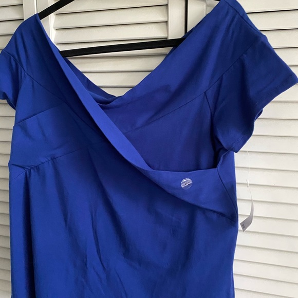 Crossover Off-The-Shoulder Top - Picture 3 of 4